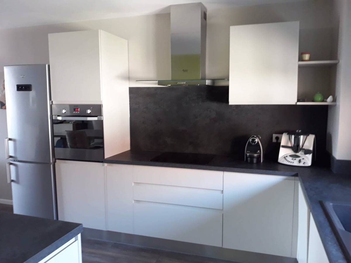 CUISINES AVEC ILOTS ET PLATEAUX DE TABLE Haguenau