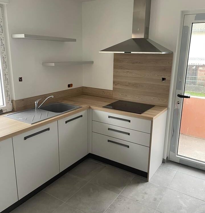 Pose cuisine mod&egrave;le Alaska en stratifi&eacute; blanc pour un investisseur sur ILLKIRCH Schiltigheim