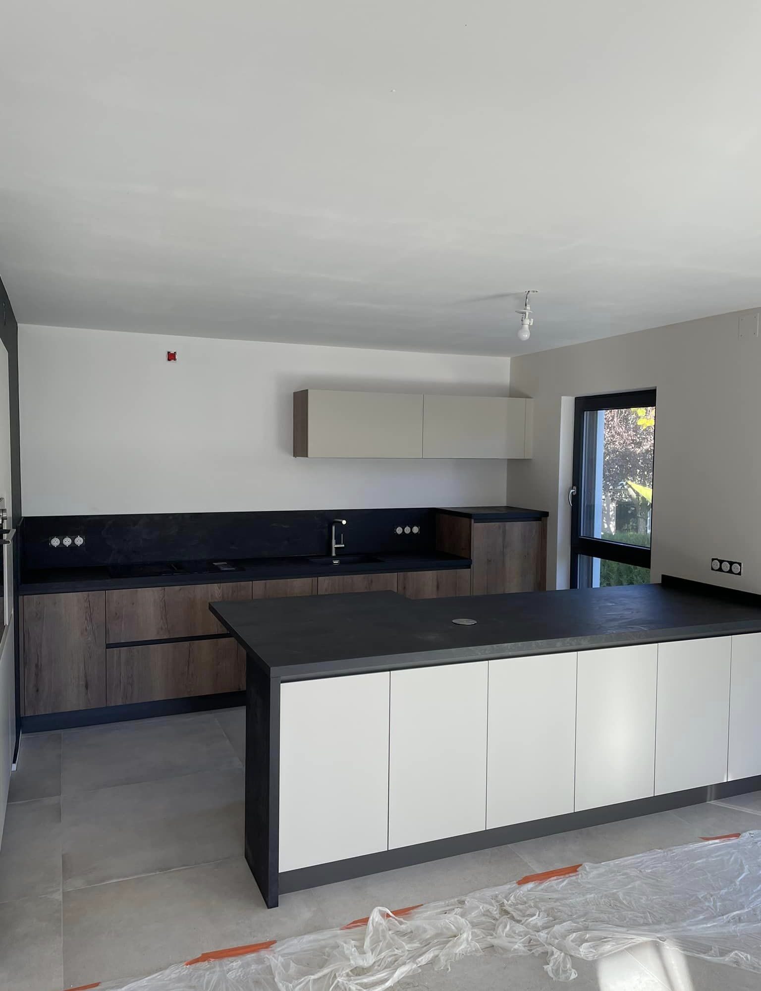 Pose cuisine en peau de p&ecirc;che cappuccino et effet bois stratifi&eacute; sans poign&eacute;e secteur OBERMODERN Bischwiller