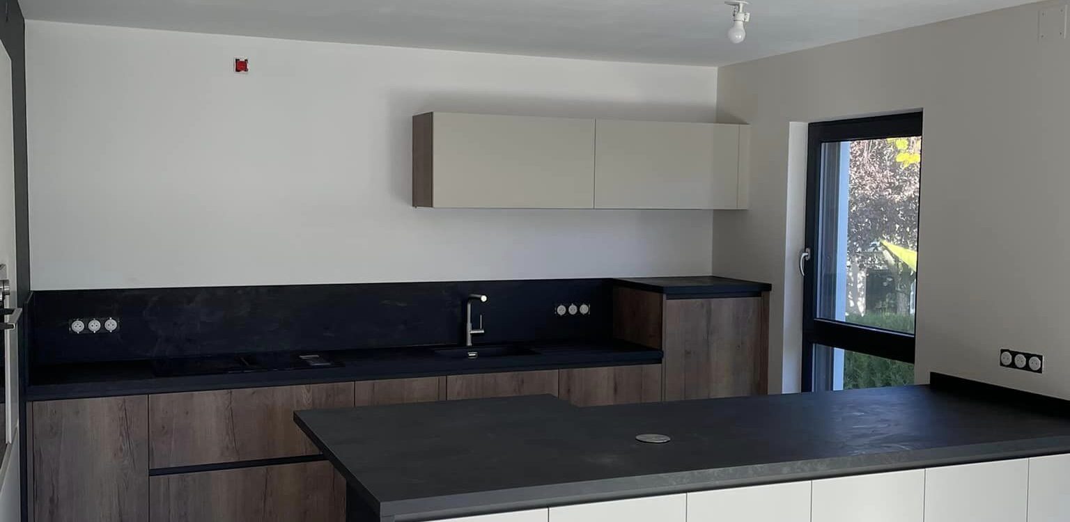 Pose cuisine en peau de p&ecirc;che cappuccino et effet bois stratifi&eacute; sans poign&eacute;e secteur OBERMODERN Bischwiller