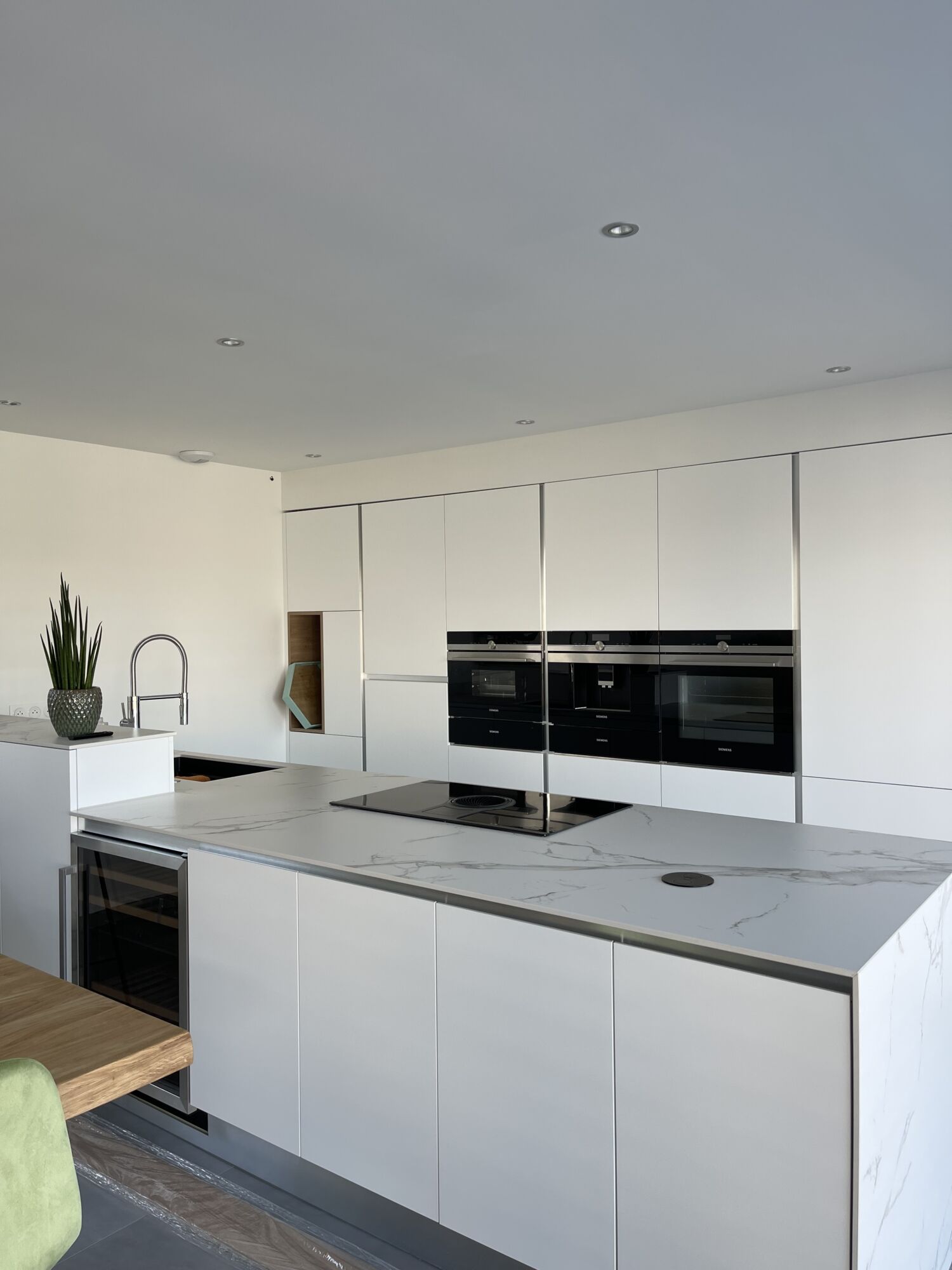 PHOTO CUISINE 1 FACADE EN PEAU DE PECHE BLANC MAT MODELE ATLANTA AVEC PROFIL INOX SCHWENHEIM 1 | Atouts Design Cuisine en pet blanc mat avec profil inox Hœnheim 0