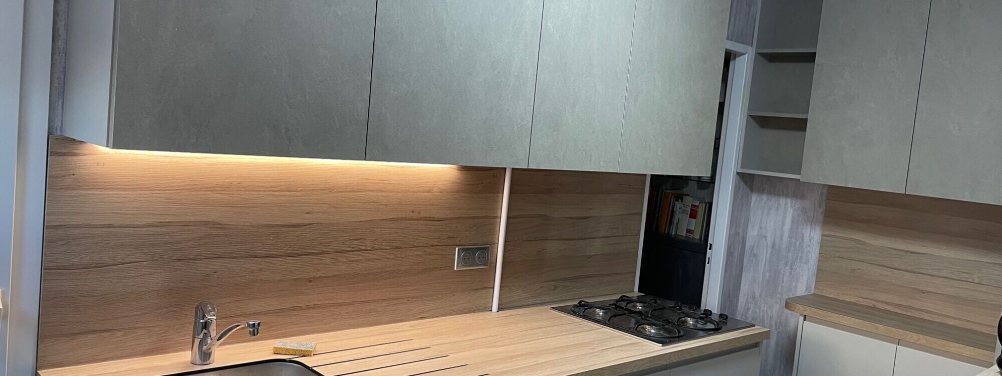 Pose cuisine finition pet cappuccino avec poign&eacute;e int&eacute;gr&eacute;e et nouvelle fa&ccedil;ade effet pierre en beige, plan de travail en Compact effet bois au coeur noir secteur STRASBOURG Brumath