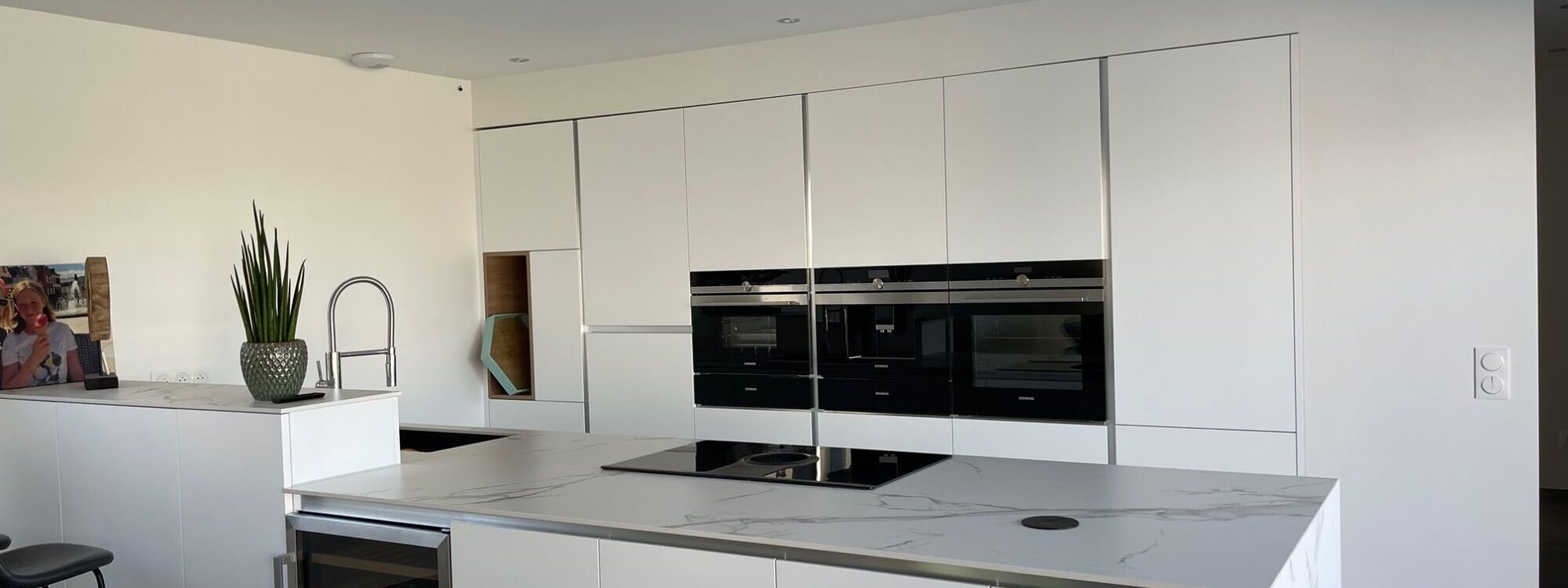 PHOTO CUISINE 3 PLAN DE TRAVAIL AVEC JOUE EN DEKTON EP 1.2 CM COLORIS AURA MARBRE 2000X750 | Atouts Design Cuisine en pet blanc mat avec profil inox Hœnheim