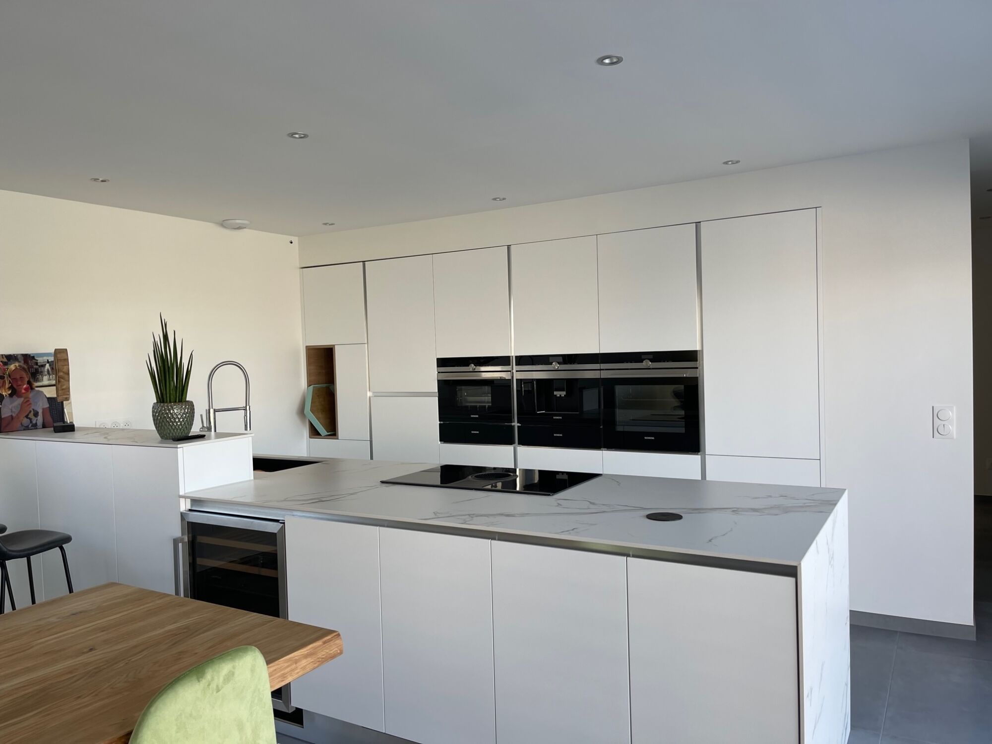 Cuisine en pet blanc mat avec profil inox H&oelig;nheim