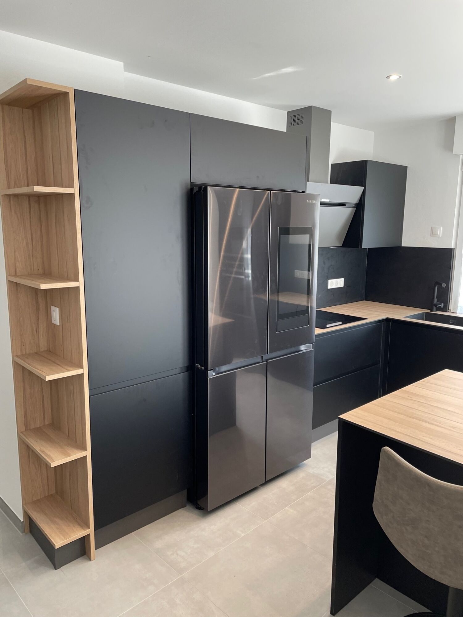 Pose cuisine secteur BERNOLSHEIM – Nouveaut&eacute;s – teinte noire mate avec poign&eacute;e int&eacute;gr&eacute;e Brumath