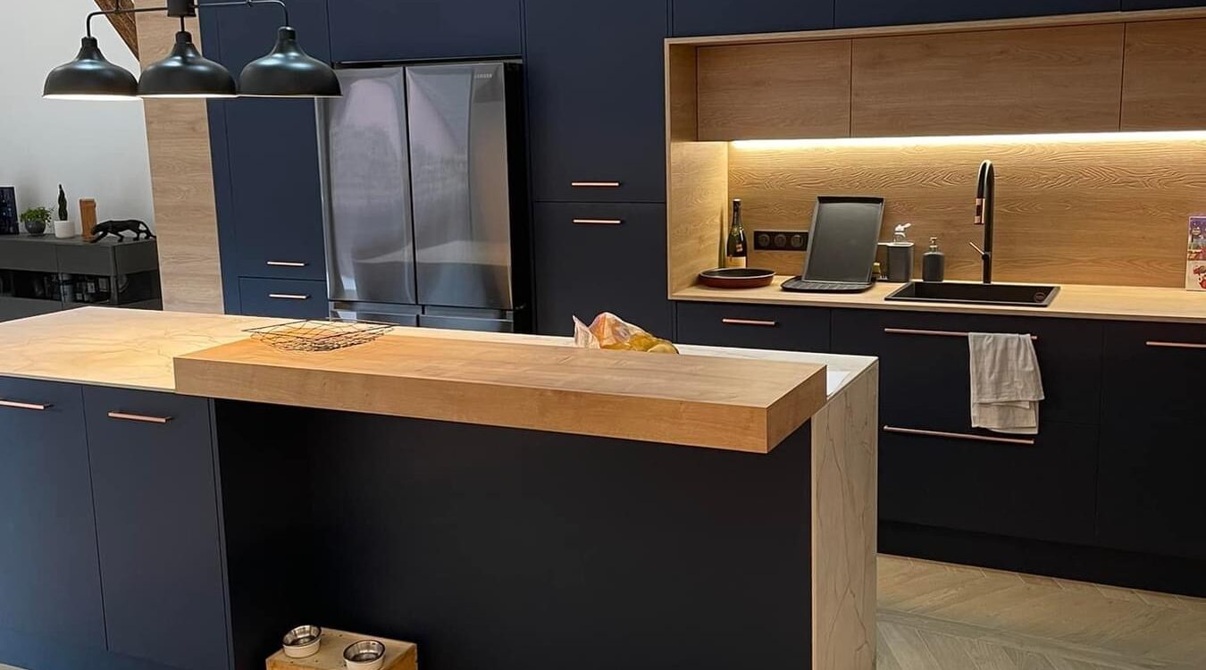 Pose cuisine &agrave; GINGSHEIM finition stratifi&eacute; laque mate bleue UV4 et effet ch&ecirc;ne naturel Illkirch-Graffenstaden