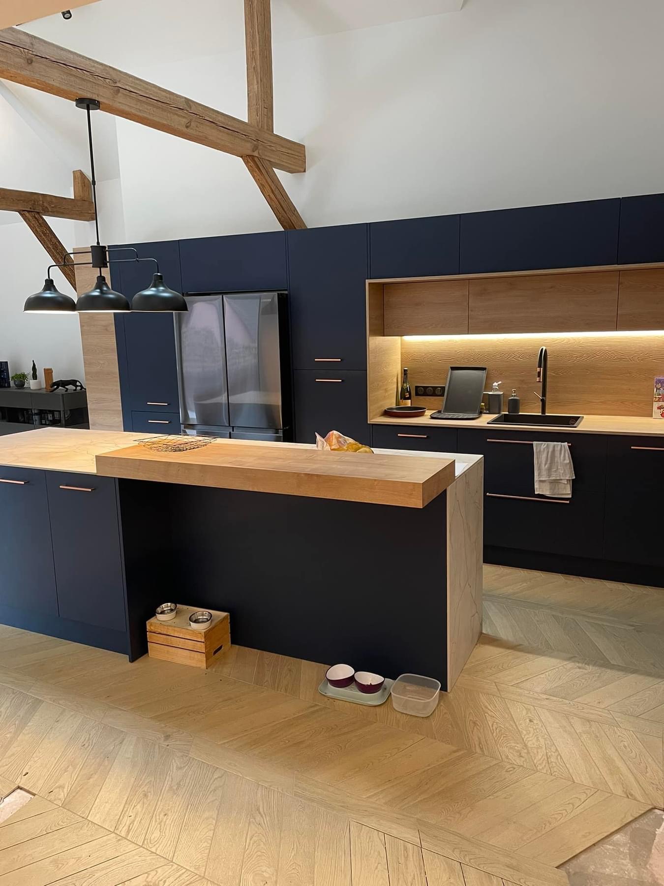 Pose cuisine &agrave; GINGSHEIM finition stratifi&eacute; laque mate bleue UV4 et effet ch&ecirc;ne naturel Illkirch-Graffenstaden